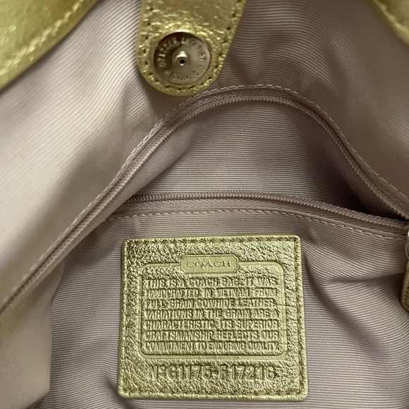 White Leather Coach Tote w/matching Wallet - Picture 7 of 11